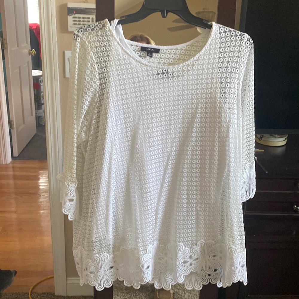 Alfani White Lace Tunic with white tank top underneath. 2X 💫Like New💫